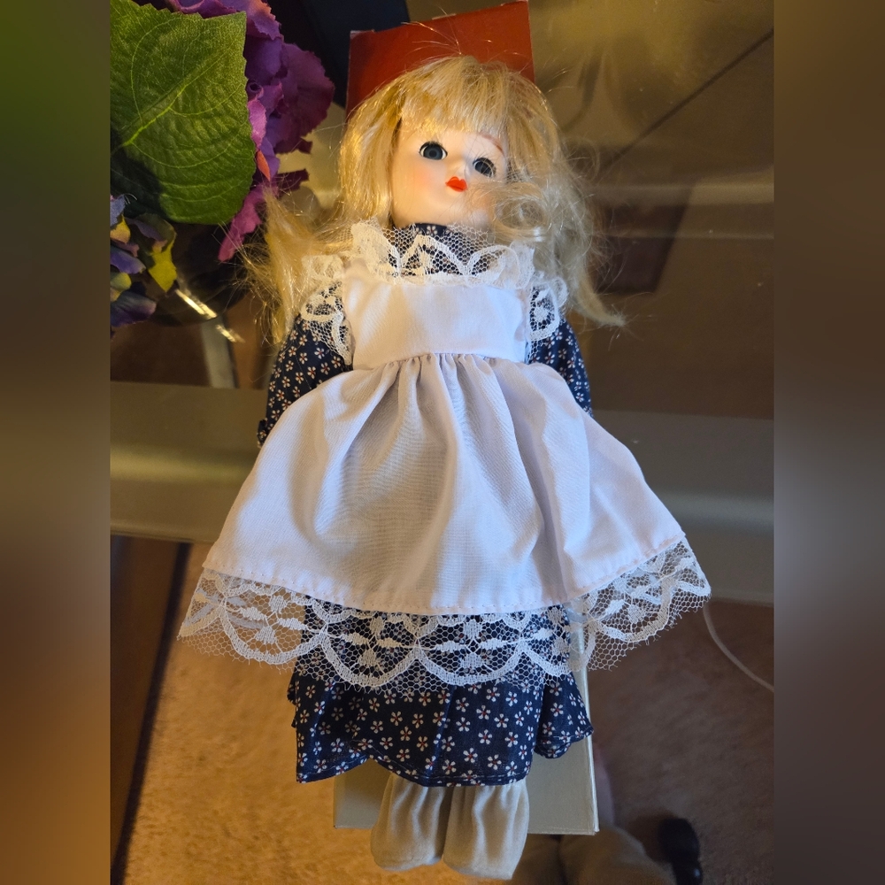 Heritage Vintage Coĺlectors Porcelain Blonde Doll NIB